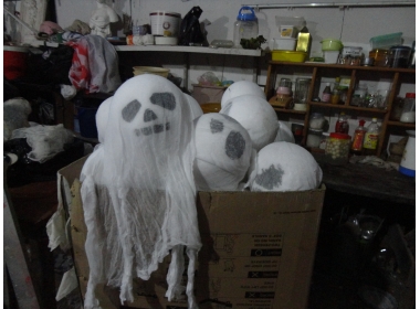 Trang trí Halloween bằng mút xốp